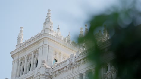 Nahaufnahme-In-Zeitlupe,-Die-Den-Reich-Verzierten-Gotischen-Cibeles-Palast-In-Madrid,-Spanien,-Enthüllt