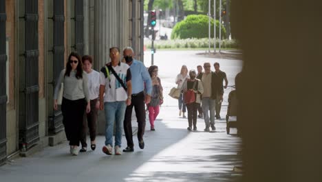 Touristen,-Die-Auf-Dem-Bürgersteig-Im-Geschäftigen-Zentrum-Von-Madrid,-Spanien,-Spazieren