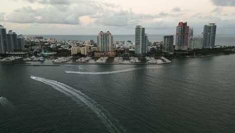 Luftaufnahme-Der-Skyline-Von-Miami-South-Beach,-Stadtbild-Drohne,-Die-Sich-Bei-Sonnenuntergang-Dem-Berühmten-Wahrzeichen-Nähert