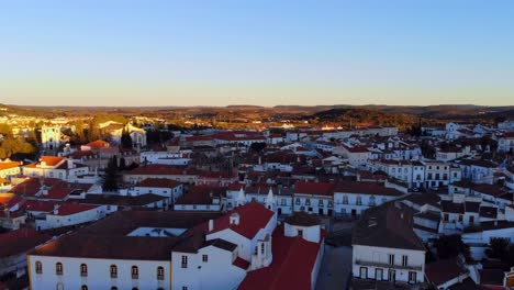 Toma-De-Drone-De-Un-Pueblo-De-Casas-Blancas-Al-Atardecer-En-Alentejo,-Portugal.