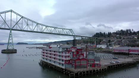 Das-Red-Pier-Hotel-In-Astoria,-Oregon,-USA