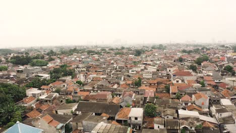 Vorwärtsflug-Aus-Der-Luft-über-Das-Indonesische-Slumgebiet-Mit-Alten-Häusern-In-Der-Stadt-Jakarta-An-Einem-Nebligen-Tag