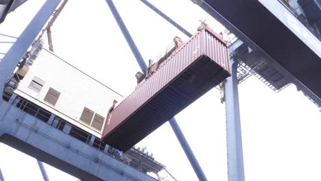 Der-Container-Wird-Im-Hafen-Von-Karatschi-Mit-Schweren-Maschinen-Von-Einem-Ort-Zum-Anderen-Transportiert