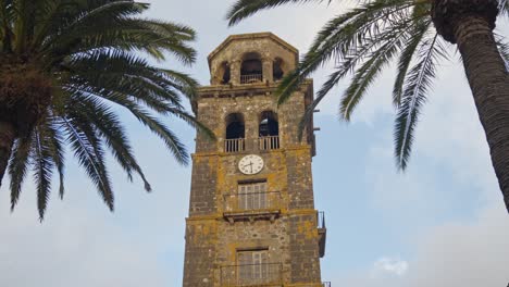 Historischer-Uhrturm-Mit-Palmen-Der-Historischen-Kirche-Iglesia-De-La-Concepción-In-San-Cristóbal-De-La-Laguna-Auf-Teneriffa
