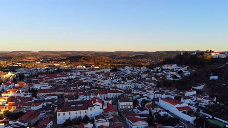 Toma-De-Drone-De-Un-Pueblo-Con-Casas-Blancas.