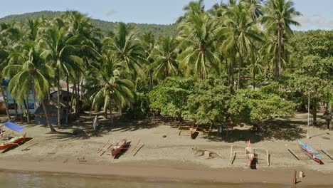 Sanfter-Dolly-Blick-Entlang-Des-Strandes-Von-Bacuag,-Einem-Beliebten-Touristenstrand-In-Surigao-Del-Norte,-Philippinen