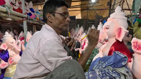 Un-Artista-Haciendo-Un-ídolo-Del-Señor-Sri-Ganesha-Con-Sus-Manos,-Feliz-Ganesh-Chaturthi
