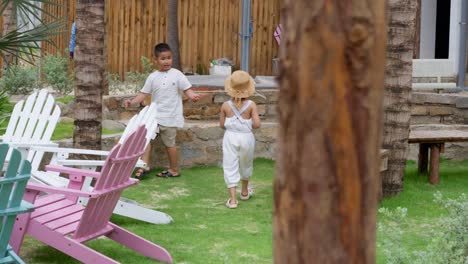 Dos-Niños-Asiáticos-Hacia-Una-Tortuga-En-Una-Granja-En-La-Playa.