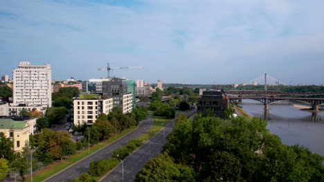 Über-Warschau:-Drohnenpanorama-Der-Skyline,-Durchschnitten-Von-Der-Berühmten-Heilig-Kreuz-Brücke