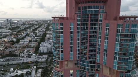 Portofino-Red-Tower-En-Miami-South-Beach-Drone-Aéreo-Cerca-Del-Horizonte-De-Revelación