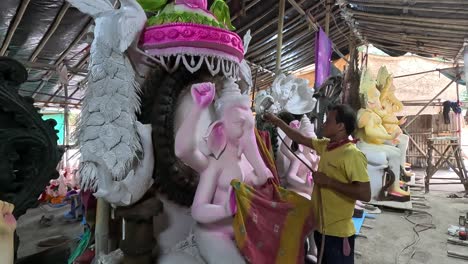 Festival-Ganesh-Chaturthi,-Artesano-Haciendo-Hermosos-ídolos-Del-Señor-Ganesha-Con-Sus-Ocho