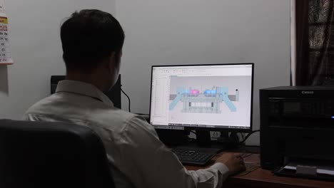 Ingeniero-Creando-En-Software-3D-Dye-Patton-3D,-Escena-De-Pantalla-De-Computadora-En-La-Que-Un-Ingeniero-Está-Creando-Un-Diseño