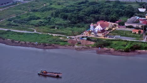 En-Esta-Vista-Editorial-Ilustrativa-Desde-El-Skydeck-De-Saigón-En-Lo-Alto-De-La-Torre-Financiera-Bitexco,-La-Ciudad-De-Ho-Chi-Minh-Está-Adornada-Con-Un-Horizonte-Imponente,-Hermosos-Paisajes-Y-Luces-De-La-Ciudad.