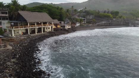 Pintorescas-Olas-De-Playa-A-Orillas-Del-Mar-En-La-Ciudad-De-El-Zonte-En-La-Costa-De-El-Salvador