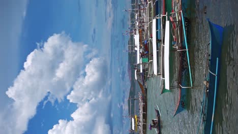 Vertikale-Ansicht-Von-Pumpbooten-Im-Hafen-Von-Surigao-Mit-Wunderschönem-Blauen-Himmel-über-Ihnen-Auf-Den-Philippinen