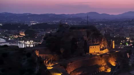 Nachtluftnahaufnahme-über-Die-Alte-Festung-Und-Den-Leuchtturm-Von-Korfu