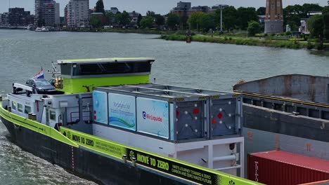 H2-Barge-Ist-Das-Erste-Wasserstoffbetriebene-Binnencontainerschiff,-Das-In-Den-Niederlanden-Eingesetzt-Wird
