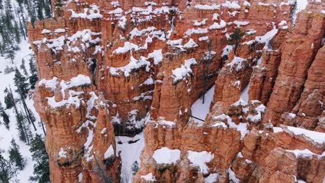 Formaciones-Rocosas-En-Forma-De-Aguja-En-La-Nieve-En-El-Parque-Nacional-Bryce-Canyon-En-Utah,-Estados-Unidos