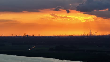 Ein-Sehr-Orangefarbener-Und-Dunkler-Sonnenuntergang-über-Barendrecht-Und-Der-Oude-Maas