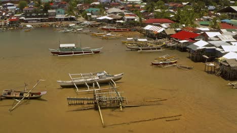 Luftaufnahme-Von-Banca-Booten-Am-Ufer-Der-Gemeinde-Claver,-Surigao,-Philippinen,
