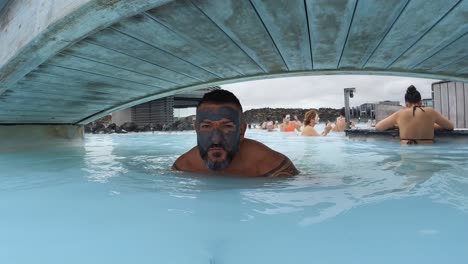 blue-lagoon-of-iceland-walking-under-the-bridge