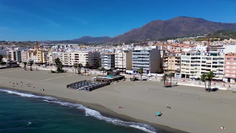 Luftaufnahme-Der-Spanischen-Strandurlaubsstadt-Estepona,-Südküste-Spaniens,-Bewegung-Nach-Rechts,-Mittelmeer,-Europa