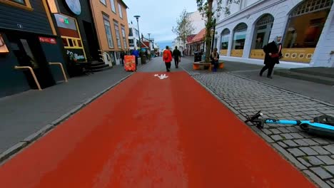 Spaziergang-Entlang-Der-Straße-Im-Stadtzentrum-Von-Reykjavík