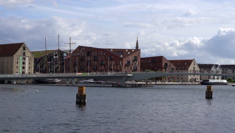 Viele-Menschen-Gehen-Und-Radeln-An-Der-Inneren-Hafenbrücke-Im-Stadtzentrum-Von-Kopenhagen-In-Dänemark
