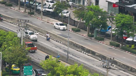Tráfico-Por-Carretera-De-Bangkok-Que-Avanza-Por-La-Carretera-Ratchada-En-El-Distrito-De-Huai-Khwang,-Tailandia-En-Verdadero-4k-Dci