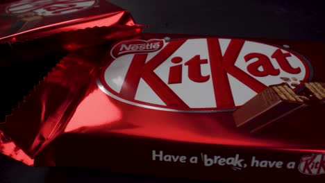 Makroaufnahme-Kitkat-Schokoriegel,-Schwarzer-Hintergrund,-Der-Sich-Gegen-Den-Uhrzeigersinn-Dreht,-4K-Süßigkeiten,-Zucker,-Diabetes,-Produkt-Von-Nestle-Food-Company