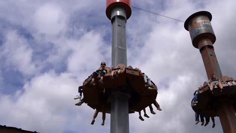 Kinder-Und-Erwachsene-Vergnügen-Sich-Im-Freifall-Fahrgeschäft-Im-Vergnügungspark-Djurs-Sommarland-In-Dänemark-–-Blick-Aus-Der-Ferne-Auf-Das-Fahrgeschäft-Mit-Menschen