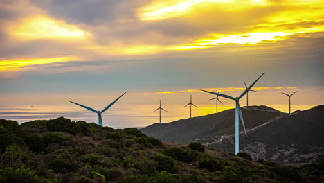 Windkraftanlagen-über-Gibraltar,-Spanien-Erzeugen-Bei-Sonnenuntergang-Saubere-Erneuerbare-Energie---Zeitraffer