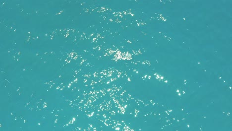 Die-Meeresoberfläche-Schimmert-Im-Reflektierenden-Sonnenlicht-Von-Oben-Und-Blickt-Auf-Die-Wassermuster