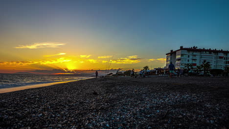 Timelapse-Del-Atardecer-Sobre-La-Playa-De-Torrox-Con-Turistas-Al-Fondo,-España