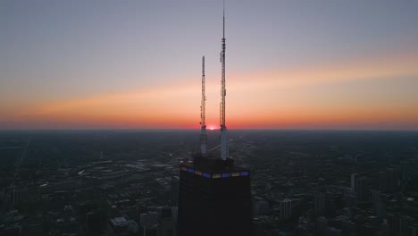 The-John-Hancock-Center-Skyscraper-With-Antennas-During-Sunset-In-Chicago,-Illinois,-USA