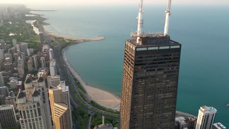 Vista-De-La-Plataforma-De-Observación-Del-Centro-John-Hancock-Desde-Gran-Altura-Con-Otros-Edificios-Cerca-De-La-Costa-Del-Lago-Michigan-En-Chicago,-Illinois,-Estados-Unidos