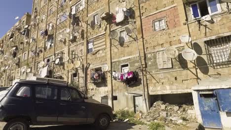 Gebäude-In-Einem-Gefährlichen-Ghetto-Mit-Satellitenschüsseln-Und-Wäsche,-Die-Vom-Balkon-Hängt