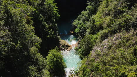 Wasserfälle-Fließen-über-Steile-Berge-Auf-Der-Tropischen-Insel-West-Sumba,-Ost-Nusa-Tenggara,-Indonesien