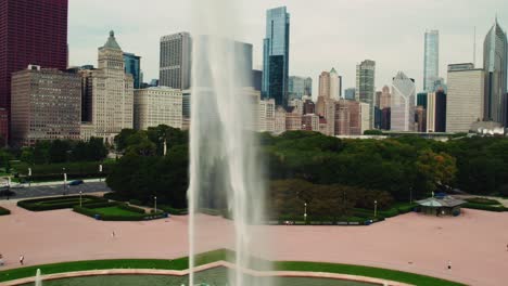 Wunderschöne-Luftaufnahme-Der-Chicago-Landschaft,-Während-Buckingham-Brunnen-Mit-Hochdruckwasser-In-Zeitlupe-Geschossen-Werden