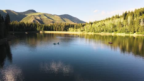 Rising-aerial-shot-of-people-kayaking-on-Payson-Lake-during-summer,-Utah