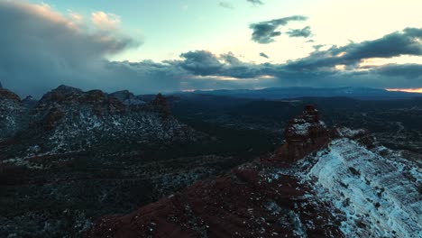 Rote-Sandsteinlandschaft,-Die-Im-Winter-In-Sedona,-Arizona,-Teilweise-Mit-Schnee-Bedeckt-Ist