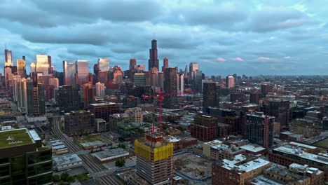 Luftaufnahme-Rund-Um-Ein-Neues-Hochhaus-In-Der-Innenstadt-Von-Chicago-Bei-Sonnenuntergang