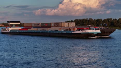 Auf-Dem-Ruhigen-Wasser-Der-Oude-Maas-Segelt-Das-Frachtschiff-Sento