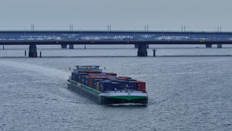 Buque-De-Carga-Con-Contenedores-Que-Transportan-Carga-En-El-Río.