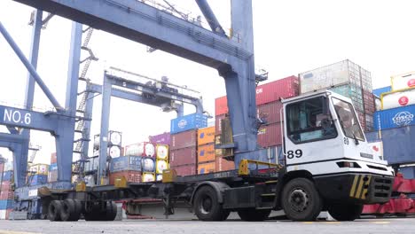 Ein-Großer-Container-Lastwagen-Steht-Am-Karachi-Seehafenterminal-Für-Leading,-Karachi,-Pakistan