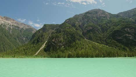 Hermoso-Lago-Verde-En-Los-Dolomitas-De-Los-Alpes-Italianos