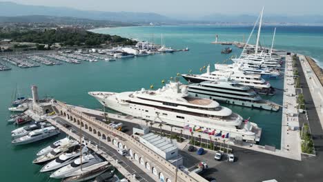 Superyachten-Vertäut-Antibes-Frankreich-Drohne,-Luftaufnahme