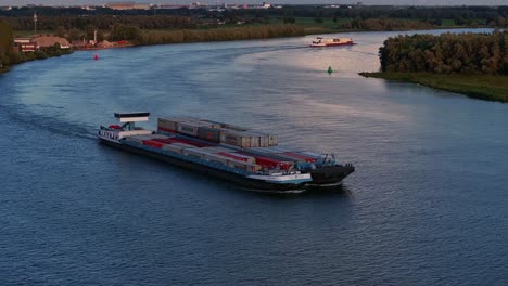 Frachtschiff,-Die-Sento,-Die-Auf-Der-Oude-Maas-An-Barendrecht,-Niederlande,-Vorbeifährt