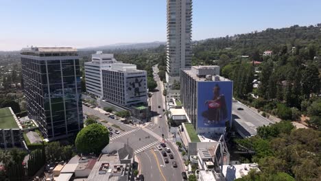 Aufsteigende-Luftaufnahme-Des-Sunset-Boulevard-In-Beverly-Hills,-Los-Angeles,-Kalifornien
