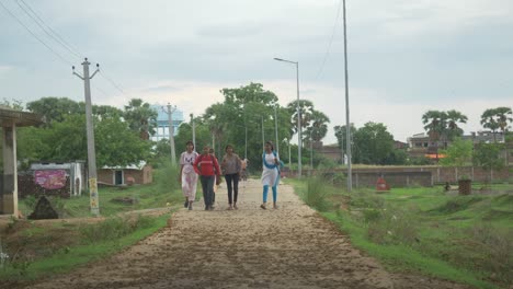 Niñas-En-La-India-Rural-Caminando-Juntas